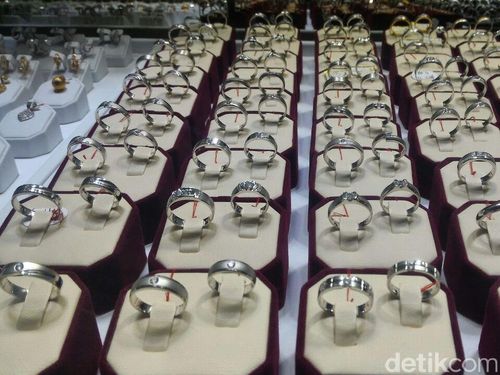 Foto Pilih pilih Cincin Pernikahan Sesuai Zodiak Foto Pilih pilih Cincin Pernikahan Sesuai Zodiak