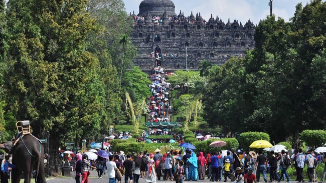 Candi Borobudur Banjir Puisi Toleransi Beragama Jelang Waisak