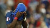 Perancis kalah dari Portugal di partai final karena gol Eder di babak perpanjangan waktu. Tapi Pogba tak berhenti menghiasai media-media di seluruh dunia dengan gosip kepindahannya ke Manchester United. (REUTERS/John Sibley)