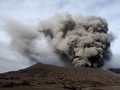 Status Waspada, Gunung Bromo Lontarkan Batu Pijar 50 Meter