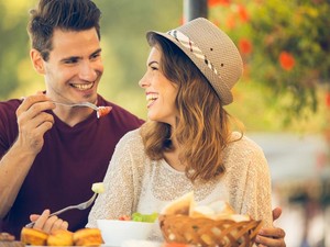 Ini Jam Makan Malam untuk Diet yang Tepat Menurut Penelitian dan Ahli