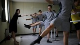 Di bawah bimbingan balerina dari Korean National Ballet, Lee Hyang-jo, sejak tahun lalu, para tentara belajar dasar-dasar balet hingga gerakan khas seperti split, arabasque, dan pirouettes.