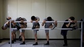 Kendati awalnya bingung mendapati para tentara yang ingin belajar balet, lama-kelamaan, Lee mengerti bahwa balet bisa membuat para pria tangguh itu lebih santai, tanpa harus kehilangan bentuk tubuh atletis mereka.