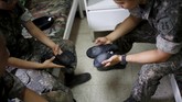 Guna mengatasi stres tersebut, tentara Korea Selatan punya cara yang terbilang unik. Mereka menukar sepatu bot tentara yang berat, dengan sepatu balet yang ringan dan lentur.