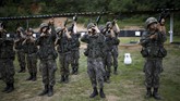 Menjaga wilayah perbatasan, terutama di perbatasan Korea Selatan dan Korea Utara yang selalu tegang, bukanlah pekerjaan mudah. Ada beban berat melindungi negara yang harus ditanggung setiap hari.