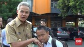 Gubernur Jawa Tengah Ganjar Pranowo bersalaman dan menyapa siswa SMP Negeri 2 Semarang, Jawa Tengah. (CNN Indonesia/Damar Sinuko)