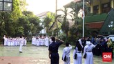 Sekolah Dasar Negeri Bangka 01 Pagi, Jakarta Selatan, menggelar upacara pengimbaran bendera merah putih dalam menyambut dimulainya hari pertama tahun pelajaran baru tahun 2016/2017 pada Senin (18/7). (CNN Indonesia/Riva Dessthania Suastha)