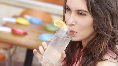Minum Air Es Picu Penumpukan Lemak di Perut dan Bikin Gemuk? Minum Air Es Picu Penumpukan Lemak di Perut dan Bikin Gemuk?