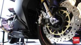 Lihat Langsung Bedanya Motor Standar dan Pakai Rem ABS