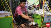 Penjual kerak telor banyak dijumpai di Festival Condet. Makanan khas Betawi ini terbuat dari beras ketan putih, telur ayam, ebi, yang disangrai kering, ditambah bawang merah goreng. Lalu, ditaburi 'topping' berupa kelapa sangrai, cabai merah, kencur, jahe, merica, garam dan gula pasir.