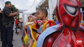 'Spider-man' membawa anak-anak berkeliling naik kereta-keretaan. Festival Condet memang ramai dijejali ribuan pengunjung. Namun festival ini tidak banyak menampilkan kekhasan Betawi maupun Condet. Padahal banyak orang merindukan Condet yang dulu, dengan segala pesonanya sebagai cagar budaya Betawi.