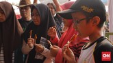 Tua muda antusias mencicipi emping, juga dodol Betawi. Sekalipun stan makanan modern seperti sosis panggang mendominasi Festival Condet, toh tak melunturkan kecintaan dan kerinduan para pengunjung terhadap makanan ikonik khas Betawi, termasuk emping dan dodol.
