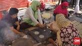 Untung saja, para pengunjung masih bisa mendapati emping atau keripik melinjo. Selain dijual secara eceran, juga dilombakan. Pesertanya, warga Condet, sebagian besar kaum ibu. Dengan telaten mereka menyanggrai, mengupas, memipihkan, dan menjemur melinjo, sebelum menggorengnya.