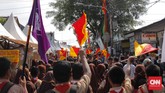 Banyaknya stan sosis dan makanan modern lain membuat beberapa pengunjung yang berdatangan dari berbagai kawasan, antara lain Cibubur dan Tanjung Priok, merasa kecewa lantaran tidak menemukan ikon khas Condet, termasuk buah duku dan salak yang dahulu sangat terkenal.