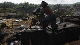 Penambang menuang minyak mentah hasil tambangnya ke dalam wadah penyimpanan di penambangan minyak rakyat, Wonocolo, Bojonegoro, Jawa Timu.