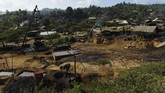 Penambang membuat tempat penampungan minyak mentah hasil tambangnya di penambangan minyak rakyat, Wonocolo, Bojonegoro, Jawa Timur.