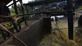 Penambang mengontrol bor yang digerakan oleh mesin truk ketika melakukan proses penambangan di penambangan minyak rakyat, Wonocolo, Bojonegoro, Jawa Timur.