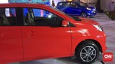 Toyota Calya (merah) dan Daihatsu Sigra (biru) diluncurkan di Pabrik Astra Daihatsu Motor, Karawang, Jawa Barat, Selasa (1/8) ini adalah MPV yang menyasar entry level pengguna mobil. (CNN Indonesia/Hafidz Mukti Ahmad)