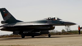 Empat F-16 Kawal Panglima Saat TNI AU Latihan di Natuna