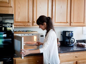 5 Tips Bersihkan Microwave ala Chef, Auto Kinclong Tanpa Ribet