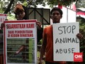 Pengunjung Taman Safari Cekoki Satwa dengan Anggur Merah