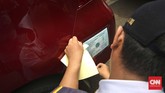 Kendaraan yang sudah lolos uji KIR akan ditempeli stiker khusus. (CNN Indonesia/Adhi Wicaksono)