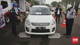 Sertifikat Uji Tipe (SUT) yang dilakukan dengan melakukan pengecekan mesin kendaraan sebagai syarat lolos uji KIR.(CNN Indonesia/Adhi Wicaksono)
