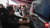 Peserta mengikuti uji simulator kendaraan dan tes psikologi tes uji SIM dan kir transportasi online di Jakarta, Senin 15 Agustus 2016. (CNN Indonesia/Adhi Wicaksono)