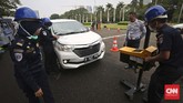 Untuk bisa beroperasi secara legal, pemerintah memberi tenggat waktu hingga Oktober 2016 bagi mitra pengemudi transportasi berbasis online untuk melakukan uji KIR. (CNN Indonesia/Adhi Wicaksono)