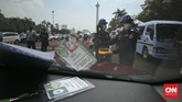 Selain uji KIR, para mitra pengemudi kabarnya diminta untuk memakai SIMA A Umum dan STNK atas nama perusahaan. (CNN Indonesia/Adhi Wicaksono)