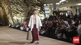 Gaya 'sarung' batik dipadukan dengan outerwear seperti kimono pria dalam desain busana Edward Hutabarat. (CNN Indonesia/Adhi Wicaksono)