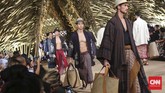 Gaya pria berbatik dari koleksi Edward Hutabarat ini bisa menjadi salah satu inspirasi batik pria yang tak cuma kemeja. (CNN Indonesia/Adhi Wicaksono)