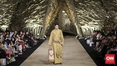 Kimono pria yang memadukan model busana ala Jepang namun dalam sentuhan batik khas Indonesia menjadi sebuah warna tersendiri untuk gaya batik pria dari koleksi Edward Hutabarat. (CNN Indonesia/Adhi Wicaksono)