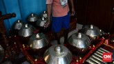 Tapi gamelan itu bisa tahan bertahun-tahun, bahkan turun temurun. Hanya suaranya perlu disetel setiap beberapa tahun.