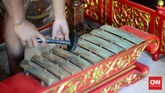 Pembuatannya gamelan juga penuh filosofi. Sejak mencampur bahan, tak bisa sembarangan.