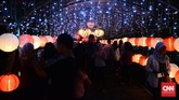 Festival Lampion ini sontak jadi daya tarik bagi warga lokal juga turis. Mereka berbondong-bondong datang melihat pendar lampion di tengah kota. (CNNIndonesia/Andika Putra)