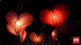 Lampion hadir dalam beragam bentuk, mulai bulat, lonjong, hingga berbentuk hati. Terdapat setidaknya 200 lampion yang akan menerangi langit Solo hingga akhir Agustus 2016. (CNNIndonesia/Andika Putra)