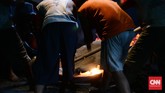 Satu tim pembuat gamelan sangat solid. Jika ada satu yang tak bisa hadir, tak bisa digantikan orang lain. Pembuatannya berdasarkan kepercayaan.