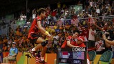 Setelah menjalani musim 2015 yang mengecewakan, Tontowi Ahmad/Liliyana Natsir berhasil jadi juara Olimpiade 2016. (REUTERS/Mike Blake)