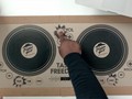 Berlagak ala DJ dengan 'Turntable' Boks Pizza Hut