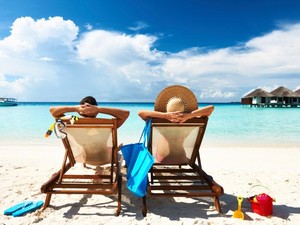 Turis Berjemur di Pantai, Kursinya Roboh Lalu Jarinya Diamputasi