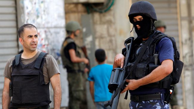 Tentara Israel dan Palestina Baku Tembak di Tepi Barat - CNN Indonesia