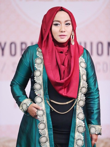 Anniesa Hasibuan Jadi Desainer Hijab Indonesia Pertama 