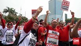 Demonstran yang berjumlah sekitar 1.500 karyawan Telkom dan Telkomsel, menilai Menkominfo Rudiantara terlalu berpihak kepada operator lain melalui rencana revisi biaya ini. (CNN Indonesia/Safir Makki)