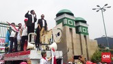 Karyawan bergantian menjadi orator memprotes rencana penurunan biaya interkoneksi yang digagas oleh Menkominfo dan rencananya akan berlaku pada 1 September 2016. (CNN Indonesia/Bintoro Agung)