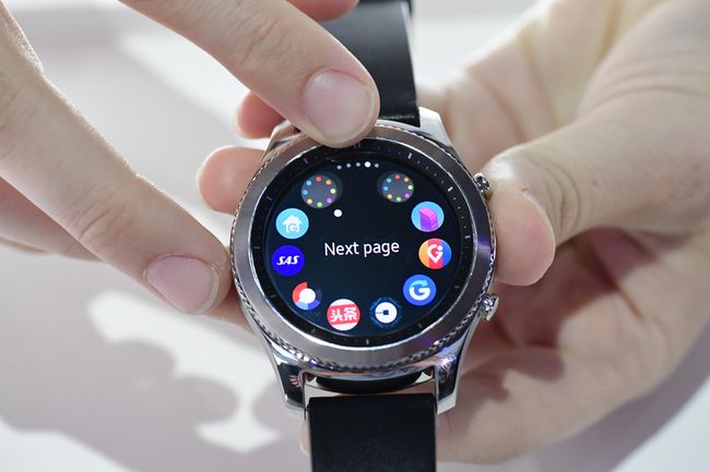 beda samsung gear s3 dan s4