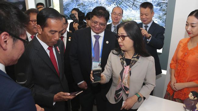 Jokowi Temui Bos Huawei di China Bahas Telekomunikasi
