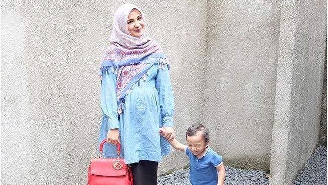 Foto: Kompak Berbusana dengan Anak Ala Selebriti Berhijab - 2