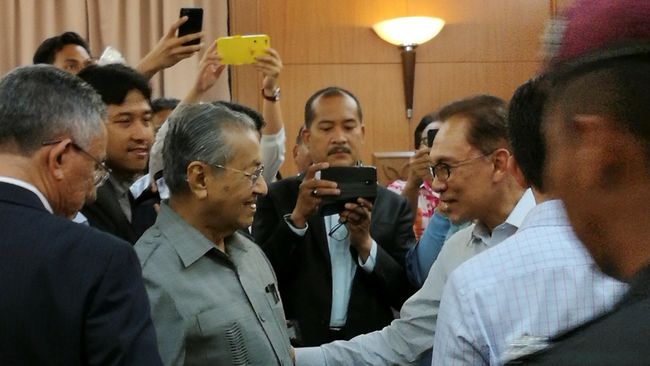 Naik-Turun Hubungan Anwar Ibrahim dengan Mahathir Mohamad