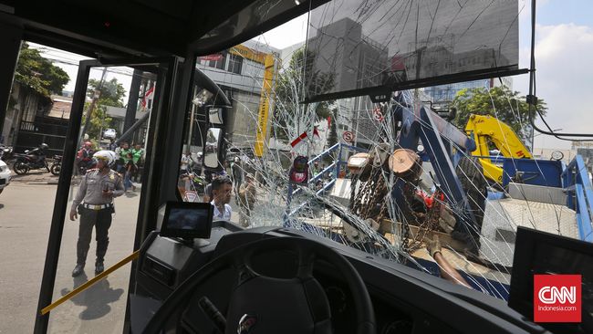 Bus dan Truk Kecelakaan di KM 50 Tol Jakarta-Cikampek